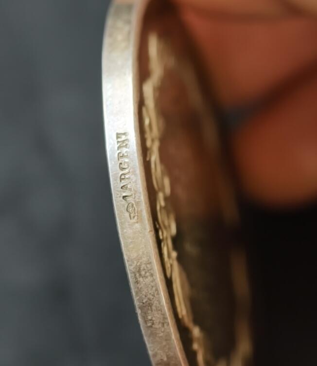 “方寸甄品”甄品场，甄臻铺-世界币章拍卖（第57期，直播拍卖），送拍享返佣金等优惠多多 法国1903-1910年阿尔伯特·德奎德特（Albert Dequidt）银质纪念章，重66克，直径50.3毫米，带漂亮红色皮盒不确定是不是原配。