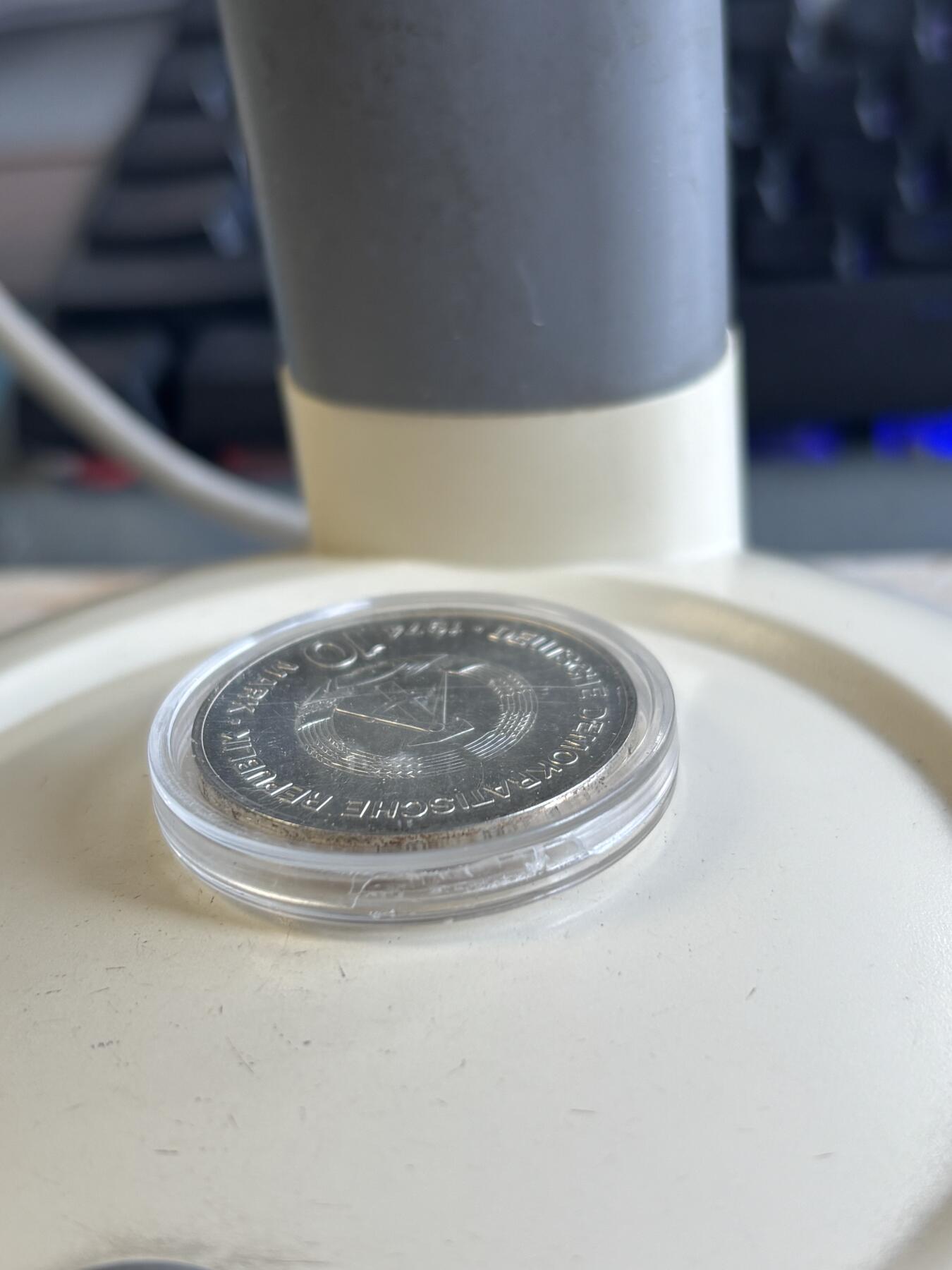 第195期拍卖 东德1974年建国25周年10马克纪念银币，17克，塑料盒有破