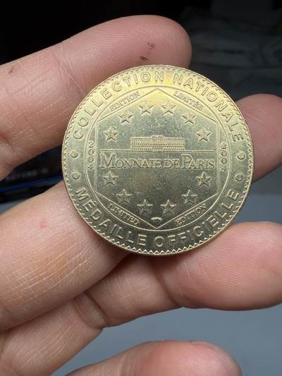 2026年集古藏今外币拍卖第三期-第9场—（总第319拍），可以寄存60天，满160元包邮。 - 巴黎造币厂（Monnaie de Paris）发行的2004年限量版埃菲尔铁塔官方纪念章，直径34毫米