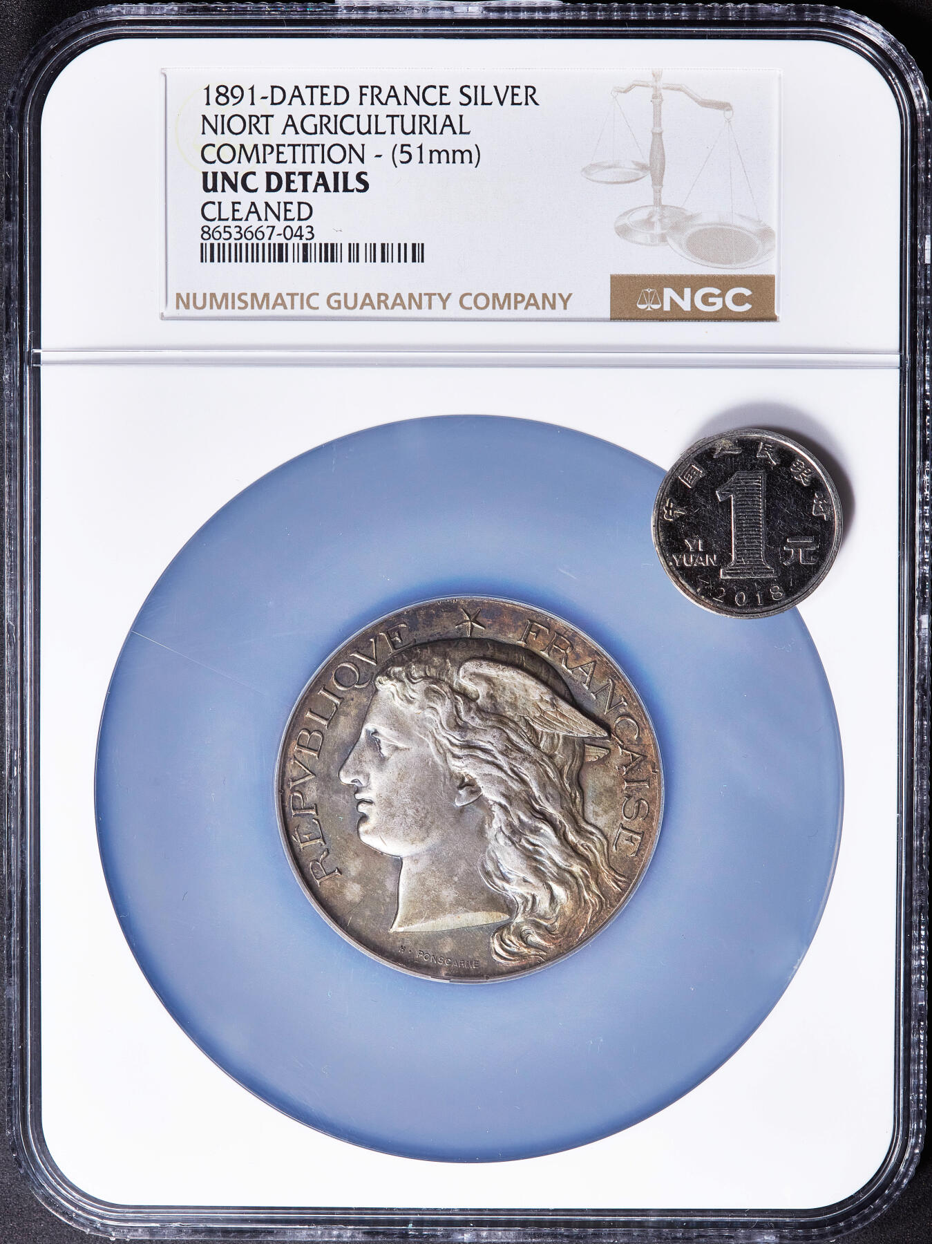 【俄甄集藏】2026年(050)04-01星期三 晚 19:30 全场包邮 法国1891年天使双翼弗吉尼亚帽玛丽安娜头像纪念尼奥尔地区农业竞赛大银章，NGC UNCD，直径：51mm，高浮雕，设计精美，五彩包浆，雕刻家亨利-奥古斯特·蓬斯卡姆作品，重65克