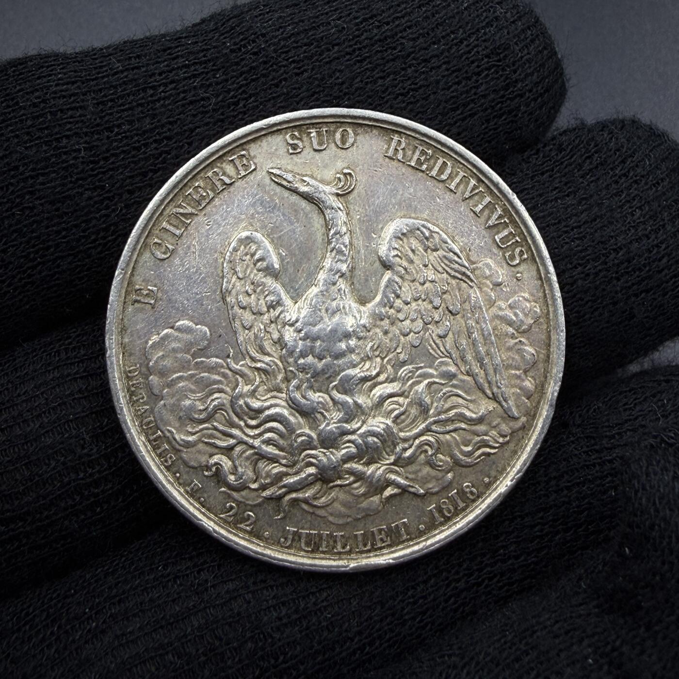 「木头集藏」“春启藏心”——章牌精品专场 1818年法国塞纳-厄尔省火灾互助保险公司银章，直径：34 mm，16.3 g，早期无边铭版本，正面刻画不死鸟，象征着“浴火重生”，拉丁文铭文：E GINERE SUO REDIVIVUS 意为：“从它自己的灰烬中重生”，呼应了火灾保险的主题——在灾难后获得新生与保障。