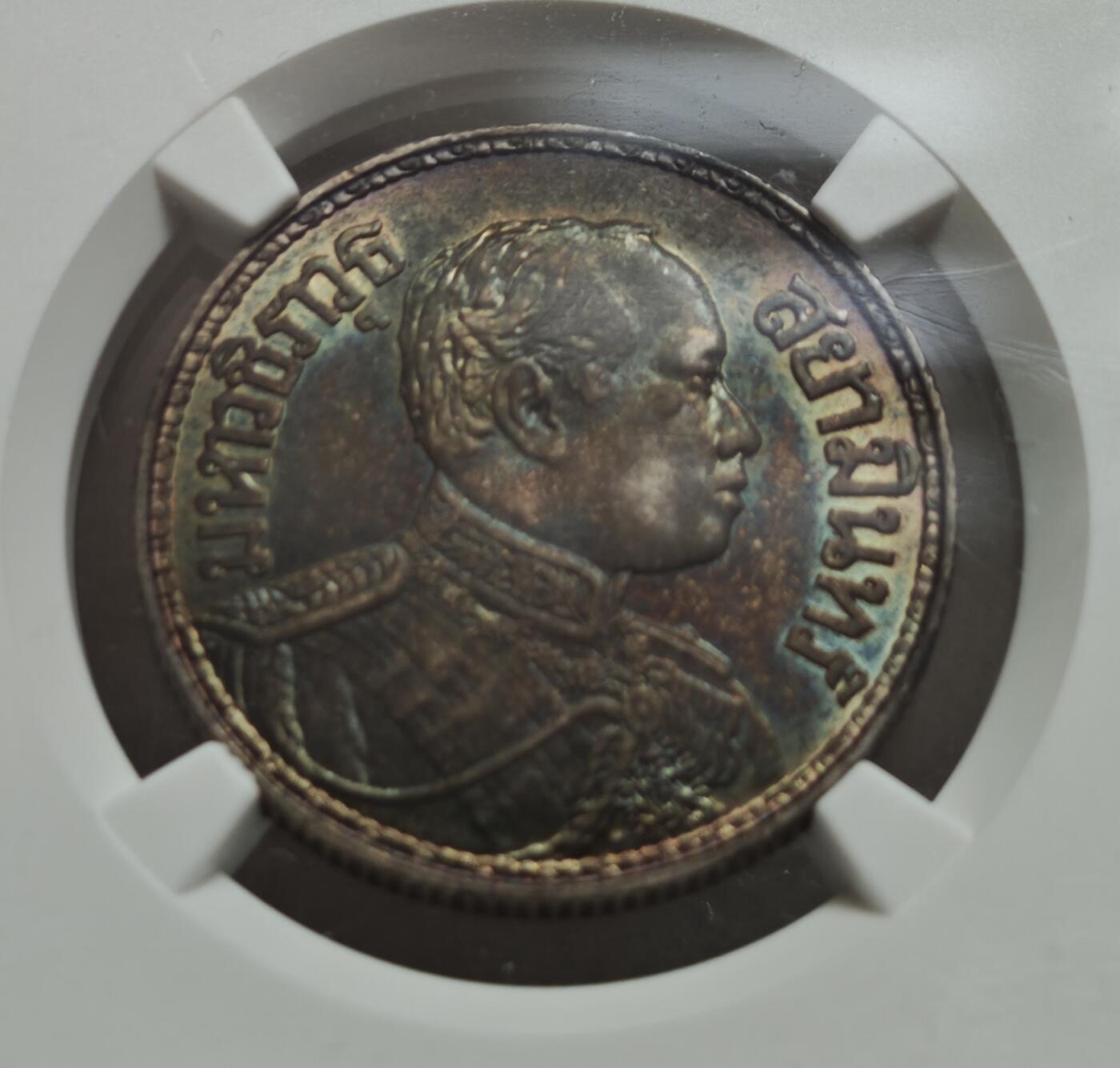 瓶子🏺第234期拍卖会  泰国拉玛六世1泰铢银币（BE2460/1917年）   泰国拉玛六世（瓦栖拉兀）时期发行的1泰铢（Baht）银币，铸造于佛历2460年（即公历1917年），由NGC评级为AU 58（近未流通品相）