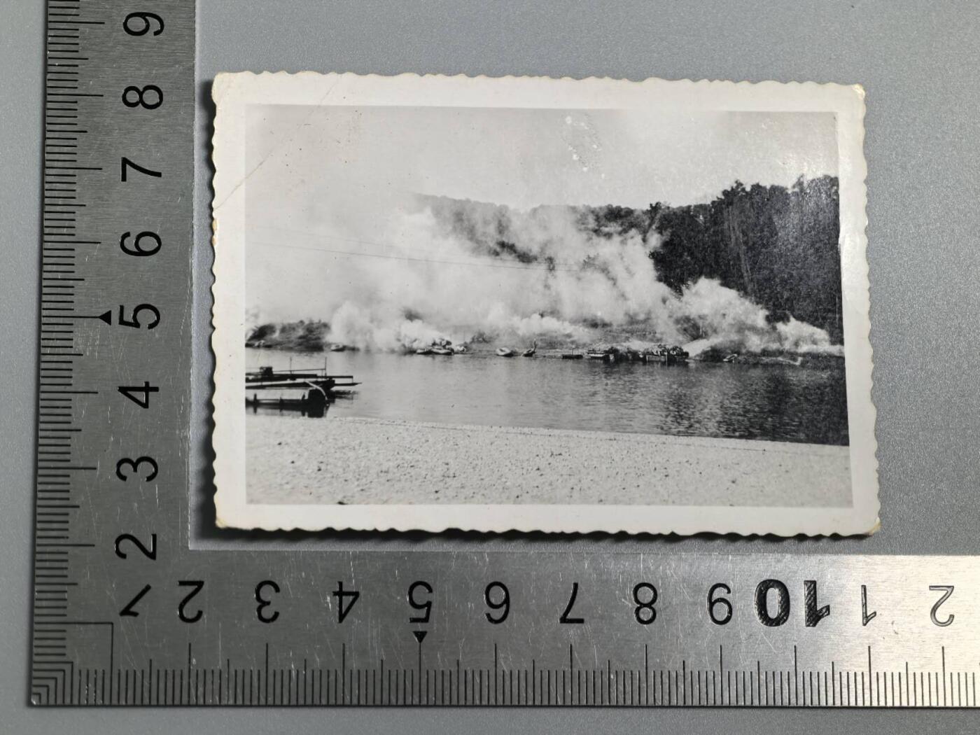 小驴勋章奖章收藏3月28日周六晚六点拍卖（珍爱和平，收藏战争，铭记历史，勿忘国耻，忠党爱国。有偿代拍，送拍规则在简介最后，参拍须阅读规则后再参拍，关系到运费包装发货时效真假辨别等关键信息，拍卖时不再发原图，看大图店主微信码在拍卖店铺介绍里） 得三河岸 应该是皮划艇抢滩训练照片