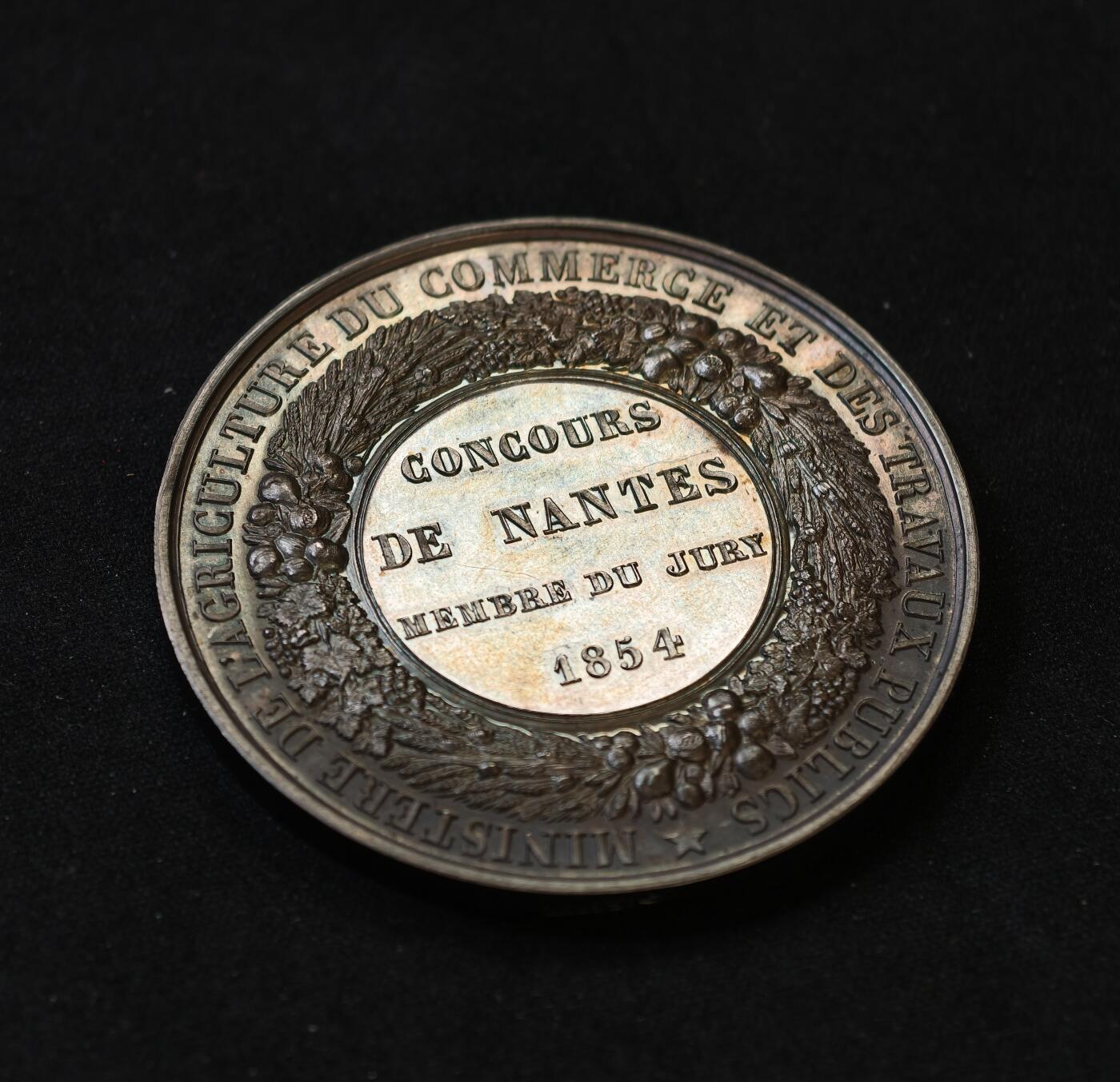 “方寸甄品”甄品场，甄臻铺-世界币章拍卖（第57期，直播拍卖），送拍享返佣金等优惠多多 1854年法国拿破仑三世农业竞赛获奖银章，直径50.5毫米，重64.1克。正面是拿破仑三世侧面头像，环绕葡萄藤蔓装饰，手指边铭加ARGENT，带原盒，完美品相