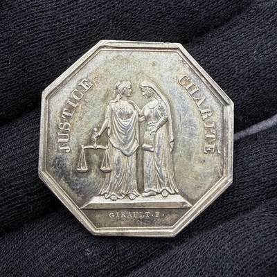 「木头集藏」“春启藏心”——章牌精品专场 - Girault.F.～1843年法国马赛代诉人公会八角银章，直径：33.8 mm，12.5 g，边铭：船首 ARGENT （1842-1845年），正面刻画两位女神并肩而立，左侧为正义（JUSTICE），手持天平，代表法律的公平与公正；右侧为慈善（CHARITÉ），手持卷轴，象征司法中的人道与悲悯。二者相互依偎，体现了法国司法理念中“正义与慈悲并存”的核心精神。少见八角，初期版本，品相不错。