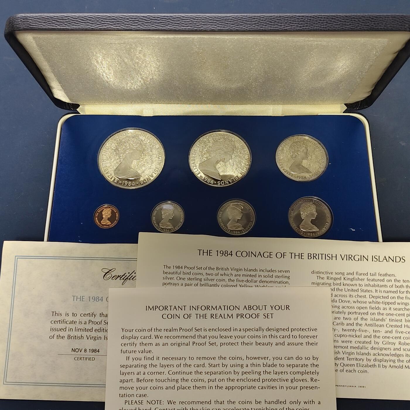 【全场包邮】纯粹捡漏拍515场 【少见】英属维尔京群岛1984年官方精制套币-含黄莺银币【42毫米40.5克92.5%】+军舰鸟银币【38.61毫米25.7克92.5%】-盒证全-量5000