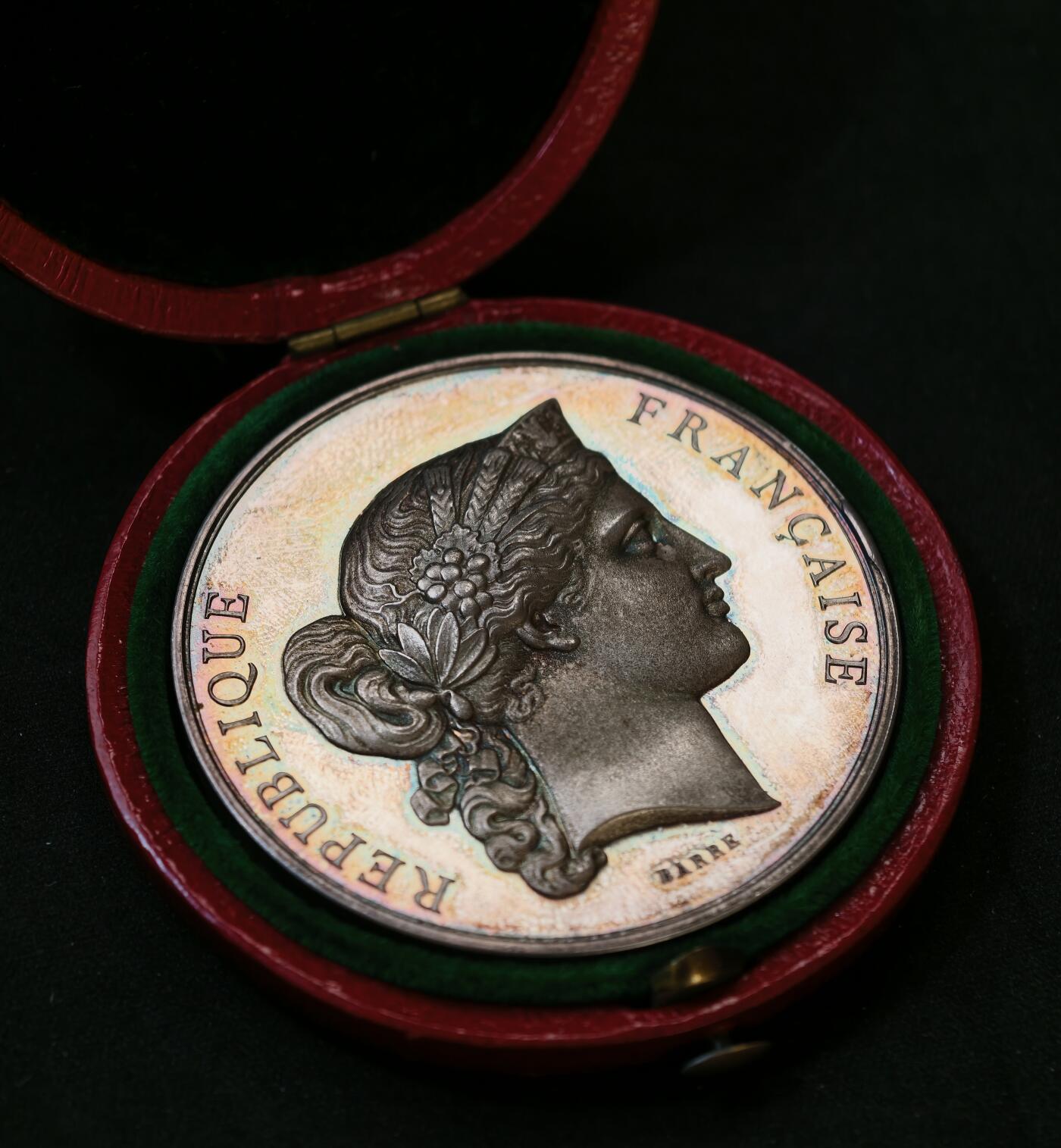 “方寸甄品”甄品场，甄臻铺-世界币章拍卖（第57期，直播拍卖），送拍享返佣金等优惠多多 1876年法国农业与商业部颁发的纪念银章，直径50.7毫米，重65.2克，蜜蜂边铭。正面是法国共和女神头像，背面环绕花环装饰，刻有