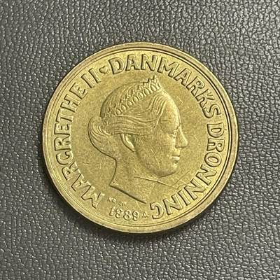 回流0328 - 丹麦1989年版10克朗（人民币10.3元） 玛格丽特二世/丹麦国徽（纹章盾）