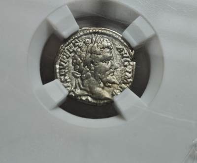 瓶子🏺第234期拍卖会 -  古罗马塞维鲁皇帝1狄纳里银币（公元193–211年）   古罗马帝国塞维鲁王朝时期发行的1狄纳里（Denarius）银币，铸造于公元193–211年，由众诚详评（ZDGS）评级为Ch VF（极美品），重3.14克  背面是胜利女神
