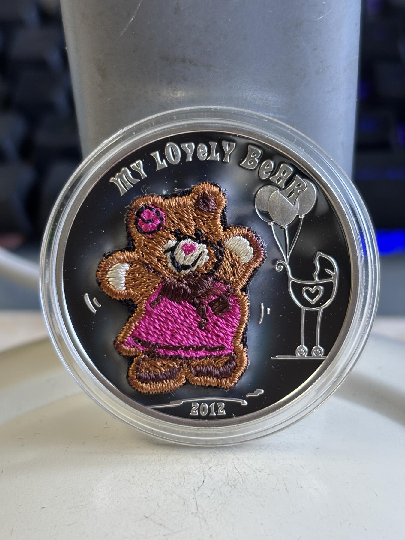 第195期拍卖 帕劳2012年（瑞士刺绣）幸福的小熊精制银币925银，20克 ，发行2012枚，有氧化