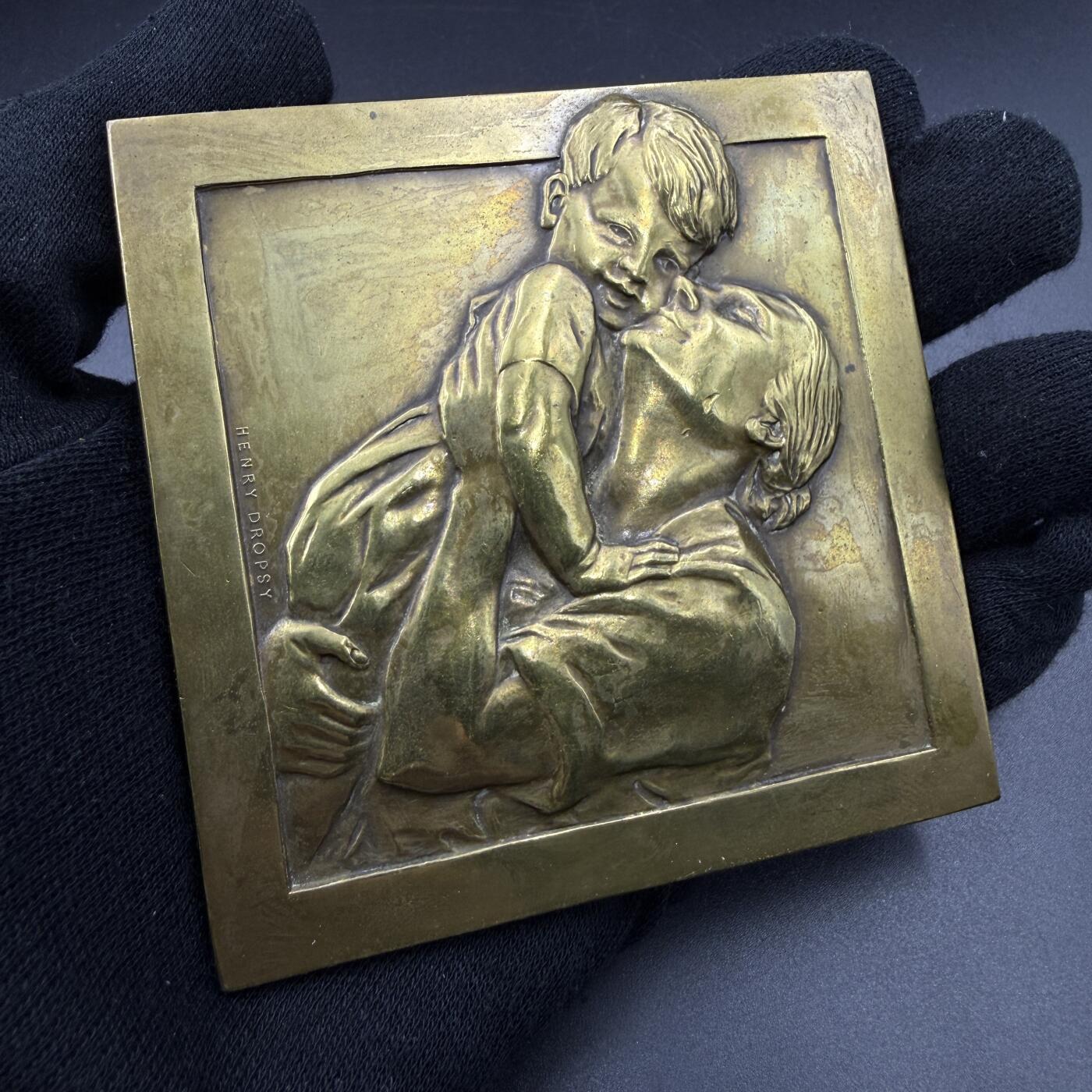 「木头集藏」“春启藏心”——章牌精品专场 Dropsy～法国“母爱”主题大尺寸单面铜章，尺寸：85 × 85 mm，225.7 g，高浮雕刻画，大尺寸少见。