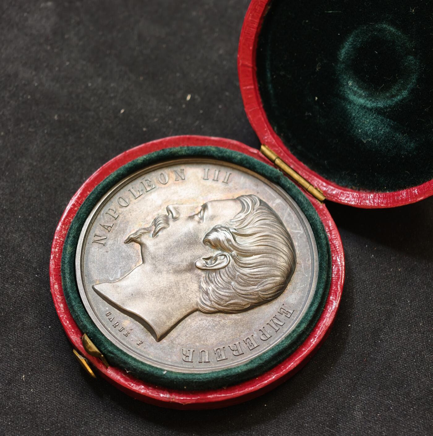 “方寸甄品”甄品场，甄臻铺-世界币章拍卖（第57期，直播拍卖），送拍享返佣金等优惠多多 1854年法国拿破仑三世农业竞赛获奖银章，直径50.5毫米，重64.1克。正面是拿破仑三世侧面头像，环绕葡萄藤蔓装饰，手指边铭加ARGENT，带原盒，完美品相