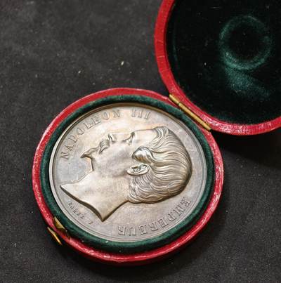 “方寸甄品”甄品场，甄臻铺-世界币章拍卖（第57期，直播拍卖），送拍享返佣金等优惠多多 - 1854年法国拿破仑三世农业竞赛获奖银章，直径50.5毫米，重64.1克。正面是拿破仑三世侧面头像，环绕葡萄藤蔓装饰，手指边铭加ARGENT，带原盒，完美品相
