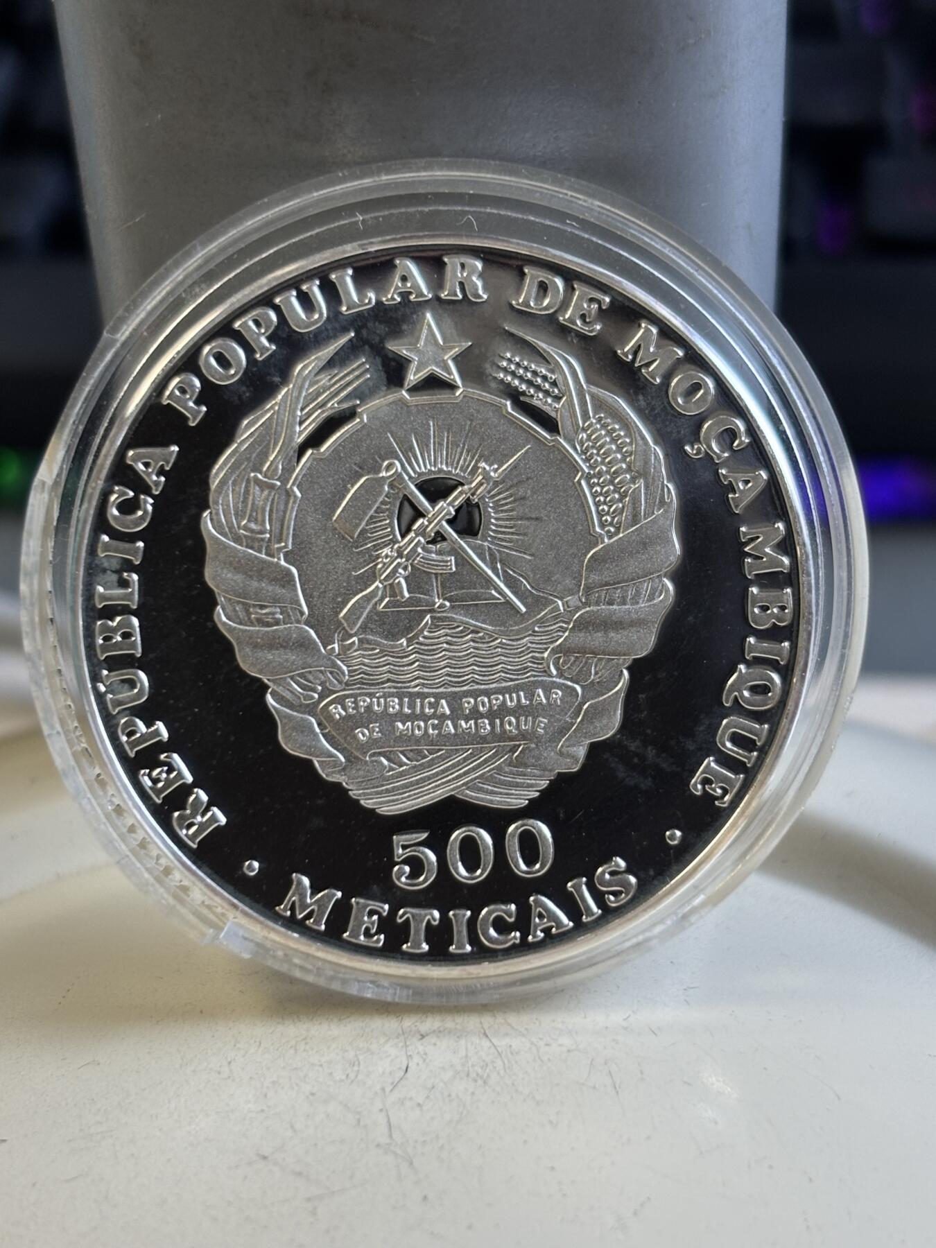 第195期拍卖 莫桑比克1989年摩尔鱼精制纪念银币,16克,999银，发行2000枚，塑料盒有破