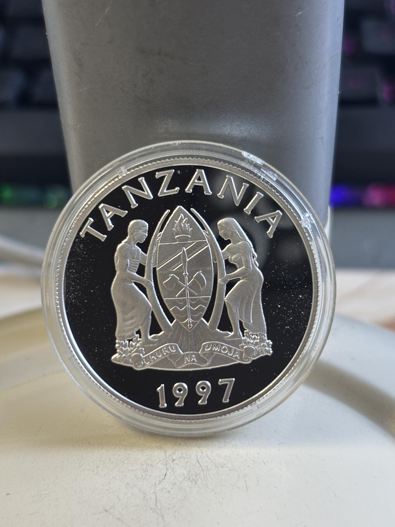 第195期拍卖 稀少坦桑尼亚1997年珍惜动物野牛精制纪念银币，500银，20克，发行5000枚，塑料盒有裂痕