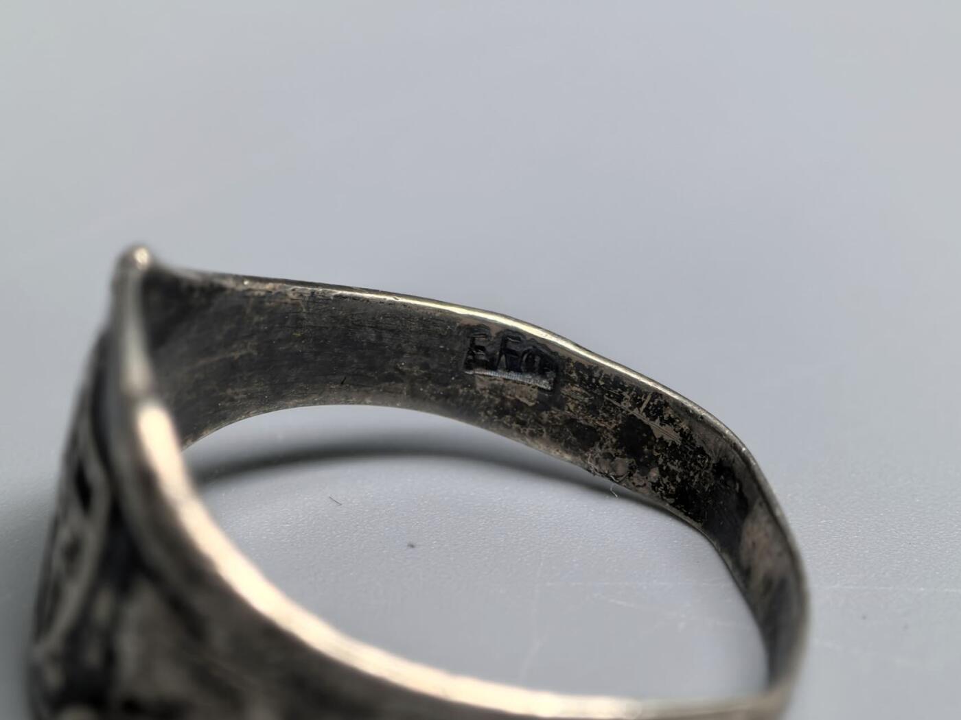 小驴勋章奖章收藏3月28日周六晚六点拍卖（珍爱和平，收藏战争，铭记历史，勿忘国耻，忠党爱国。有偿代拍，送拍规则在简介最后，参拍须阅读规则后再参拍，关系到运费包装发货时效真假辨别等关键信息，拍卖时不再发原图，看大图店主微信码在拍卖店铺介绍里） 丹麦青少年志愿服务联盟戒指，内打标，戒圈有点变形，联盟1902年成立，带个戒指盒子