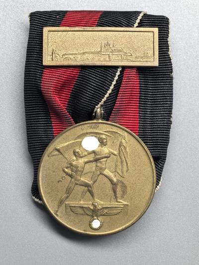 小驴勋章奖章收藏3月28日周六晚六点拍卖（珍爱和平，收藏战争，铭记历史，勿忘国耻，忠党爱国。有偿代拍，送拍规则在简介最后，参拍须阅读规则后再参拍，关系到运费包装发货时效真假辨别等关键信息，拍卖时不再发原图，看大图店主微信码在拍卖店铺介绍里） - 得三苏台德回归奖章礼服挂，带布拉格勋饰条（有早期M.C.签名，少见，针脚完整），铜合金镀金，极好品