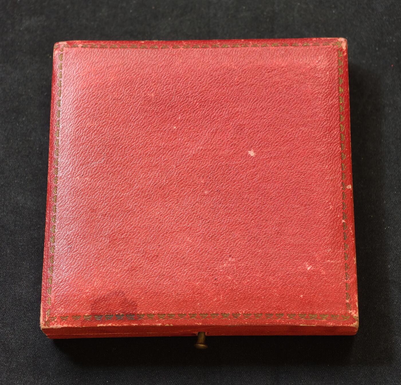 “方寸甄品”甄品场，甄臻铺-世界币章拍卖（第57期，直播拍卖），送拍享返佣金等优惠多多 1924年法国圣康坦工业协会颁发的银质纪念章，重100.751克，直径56.8毫米，原装红色皮盒，边铭2ARGENT代表800银，该章品相完好，细节丰富，正反面金水完好，边缘鎏金有脱落见视频，难得法国镀金大章。