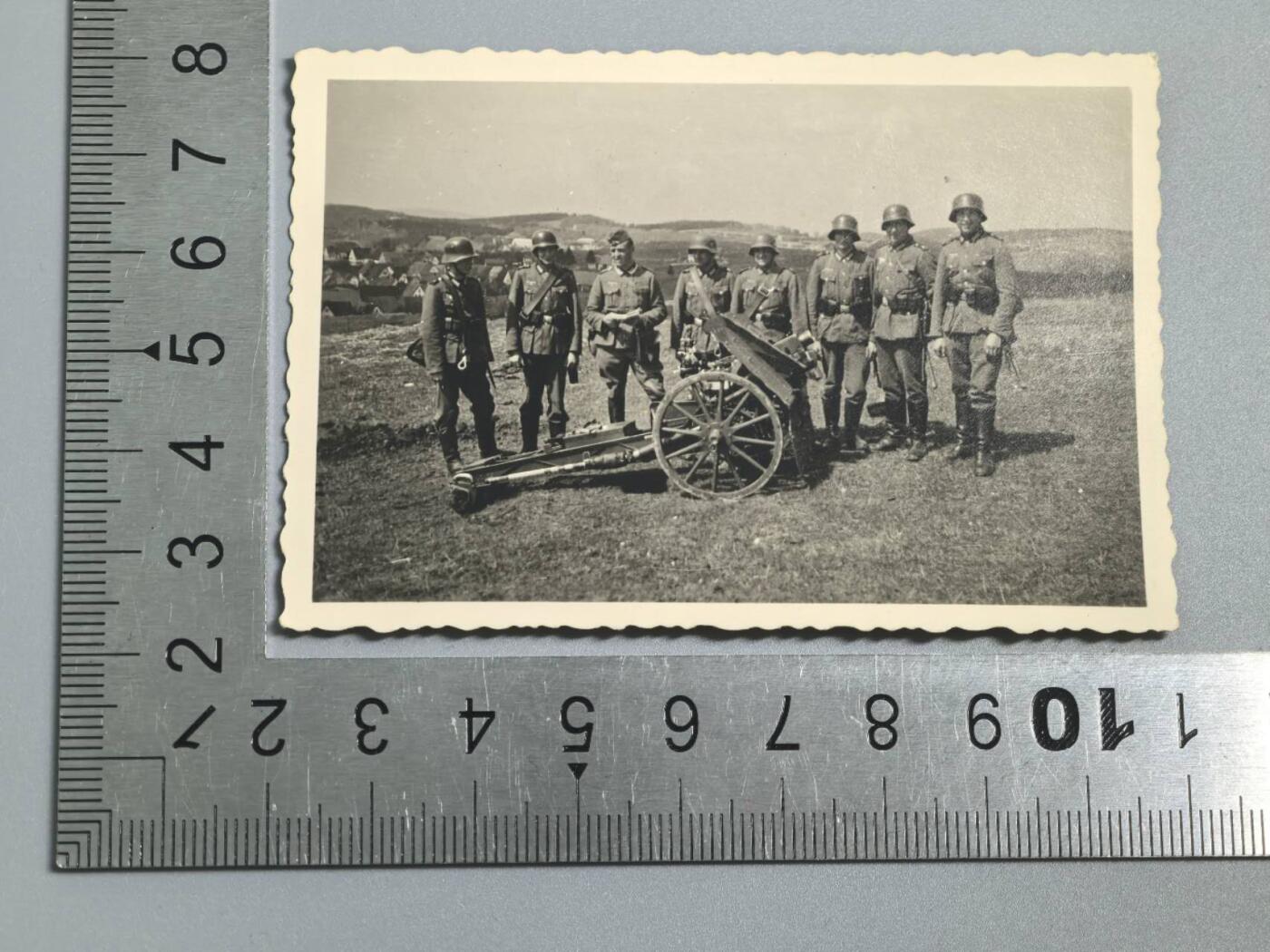 小驴勋章奖章收藏3月28日周六晚六点拍卖（珍爱和平，收藏战争，铭记历史，勿忘国耻，忠党爱国。有偿代拍，送拍规则在简介最后，参拍须阅读规则后再参拍，关系到运费包装发货时效真假辨别等关键信息，拍卖时不再发原图，看大图店主微信码在拍卖店铺介绍里） 炮兵士兵合影照片