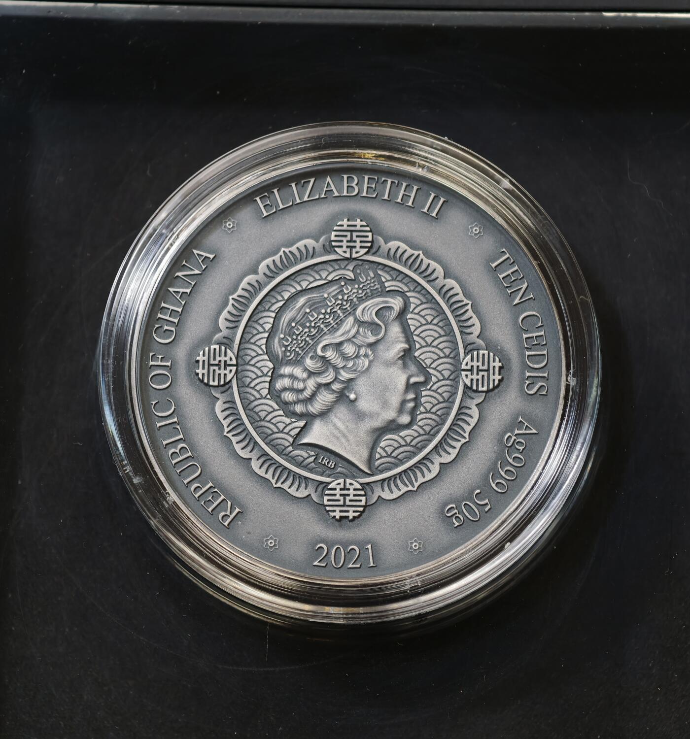 “方寸甄品”甄品场，甄臻铺-世界币章拍卖（第57期，直播拍卖），送拍享返佣金等优惠多多 2021年加纳50克仿古精制银币，高浮雕彩色中国龙凤，女王头像围绕中文双喜，寓意极好，仅发行888枚，盒证齐全