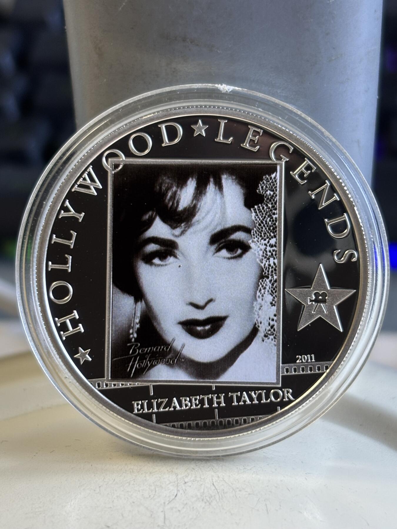 第195期拍卖 库克2011年好莱坞明星第二组伊丽莎白·泰勒精制彩色纪念银币，25克，925银，发行量2500枚