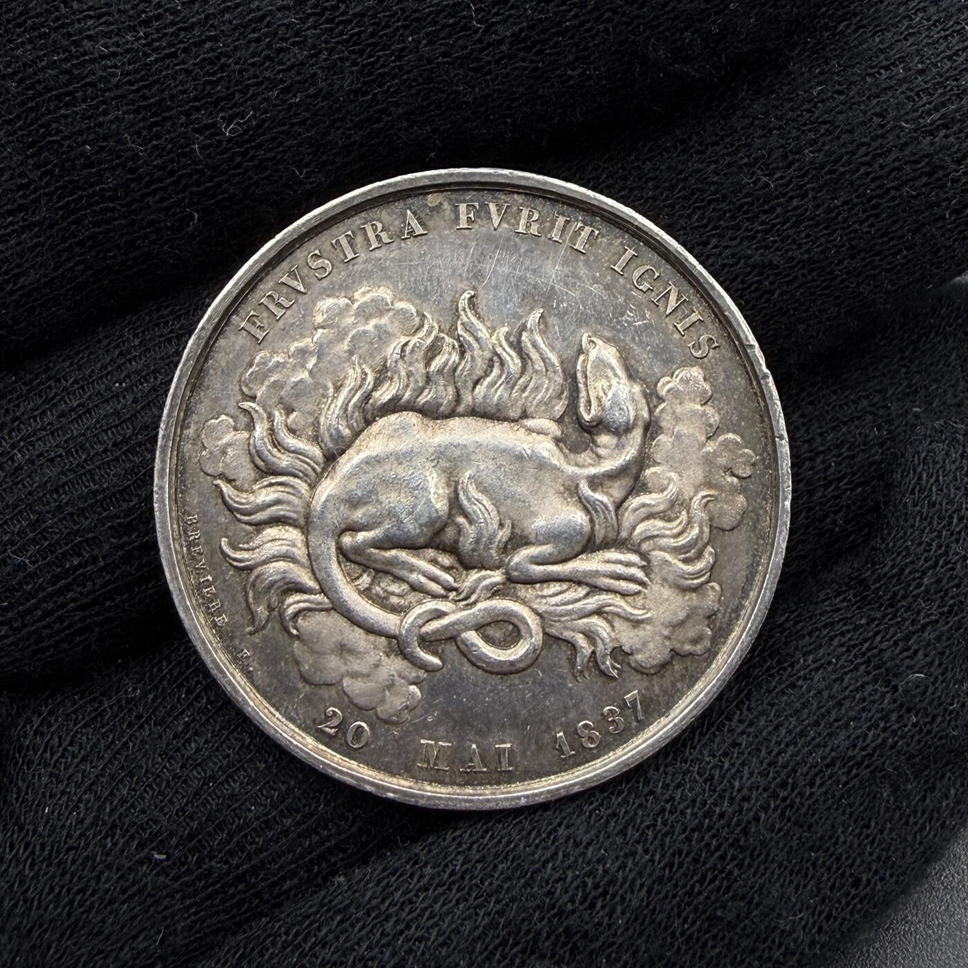 「木头集藏」“春启藏心”——章牌精品专场  Brevetab F.～1837年法国下塞纳-厄尔省动产火灾互助保险公司银章，直径：34 mm，15.6 g，边铭：，正面刻画火蝾螈，拉丁铭文：FRVSTRA FVRIT IGNIS 译为：“火焰徒然燃烧”，寓意保险能抵御火灾风险、守护财产安全。背面法语：下塞纳省与厄尔省动产火灾互助保险公司，少见银章。