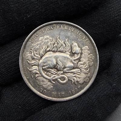 「木头集藏」“春启藏心”——章牌精品专场 -  Brevetab F.～1837年法国下塞纳-厄尔省动产火灾互助保险公司银章，直径：34 mm，15.6 g，边铭：，正面刻画火蝾螈，拉丁铭文：FRVSTRA FVRIT IGNIS 译为：“火焰徒然燃烧”，寓意保险能抵御火灾风险、守护财产安全。背面法语：下塞纳省与厄尔省动产火灾互助保险公司，少见银章。