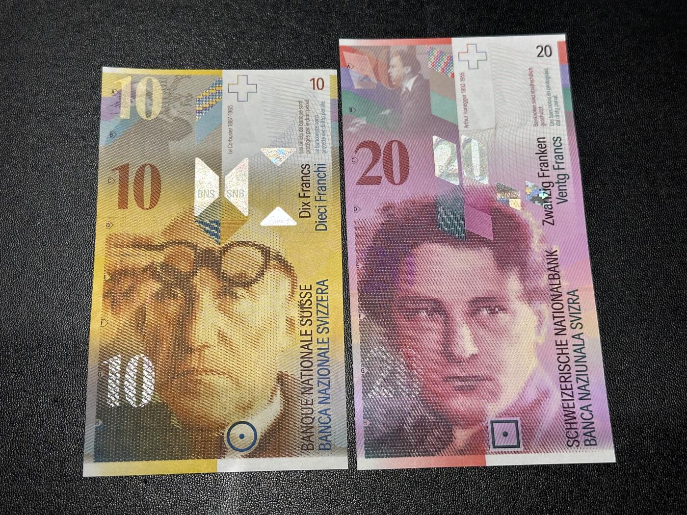 《外钞收藏家》第六百二十一期（精选场）（长期征集拍品、欢迎藏友们联系合作） 瑞士人像竖版10和20法郎 2张一起 全新UNC