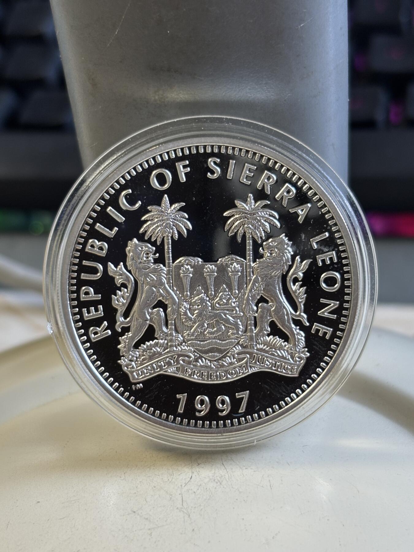 第195期拍卖 获奖塞拉利昂1997年戴安娜和特雷莎1盎司纪念银币，925银，发行10000枚，获1999年度克劳斯最富激情币大奖，