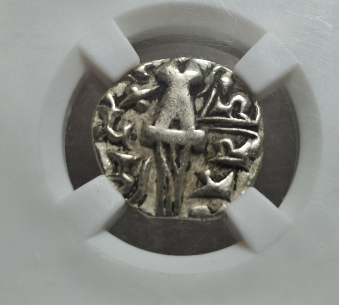 瓶子🏺第234期拍卖会  寄多罗王朝维纳雅提迪提亚1第纳尔低金币（公元5世纪）  公元5世纪寄多罗王朝（Kidarite Huns） 发行的1第纳尔低金币，由众诚详评评级为XF（极美品），重7.28克，背面为抽象化幸运女神形象  标注为“低金币”，实际为金铜合金（含金量约50–70%），是古代中亚政权为降低成本而采用的常见币材