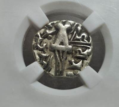 瓶子🏺第234期拍卖会 -  寄多罗王朝维纳雅提迪提亚1第纳尔低金币（公元5世纪）  公元5世纪寄多罗王朝（Kidarite Huns） 发行的1第纳尔低金币，由众诚详评评级为XF（极美品），重7.28克，背面为抽象化幸运女神形象  标注为“低金币”，实际为金铜合金（含金量约50–70%），是古代中亚政权为降低成本而采用的常见币材