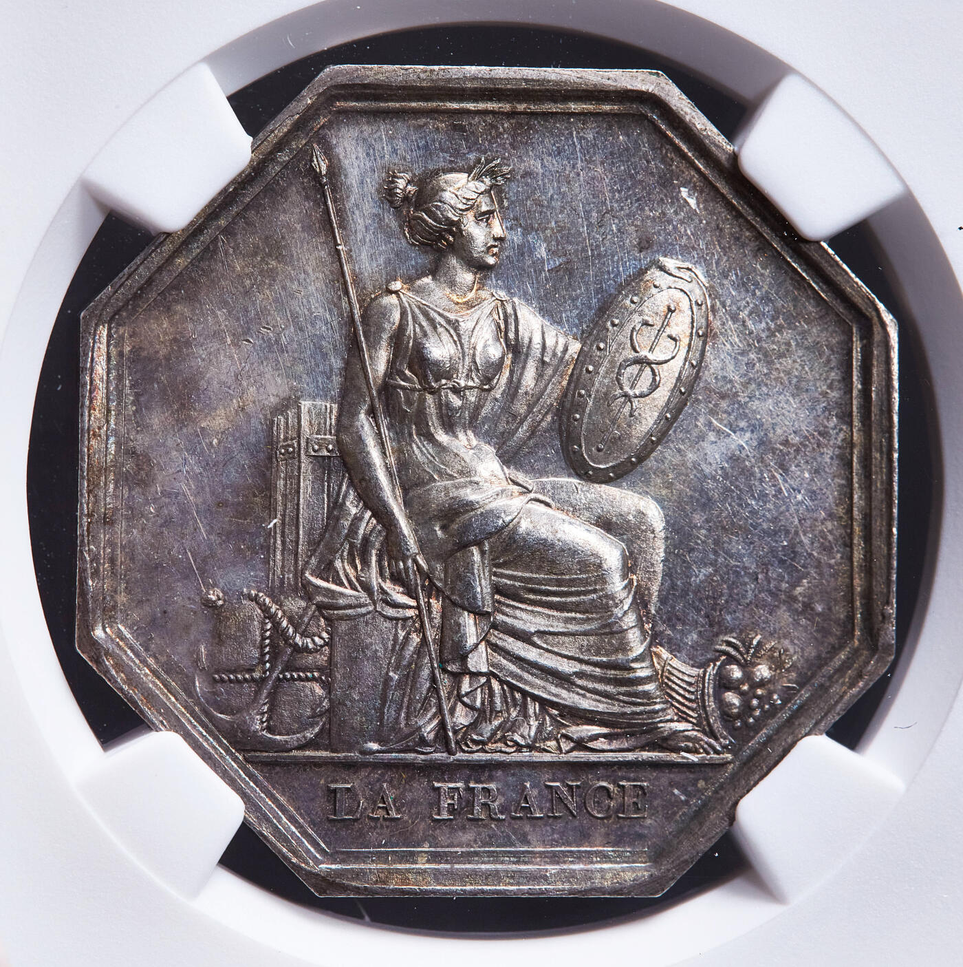 【俄甄集藏】2026年(050)04-01星期三 晚 19:30 全场包邮 法国1837年巴黎火灾保险银质八角代用币章，NGC MS62，原味老包浆，蜜蜂铭，少见品种