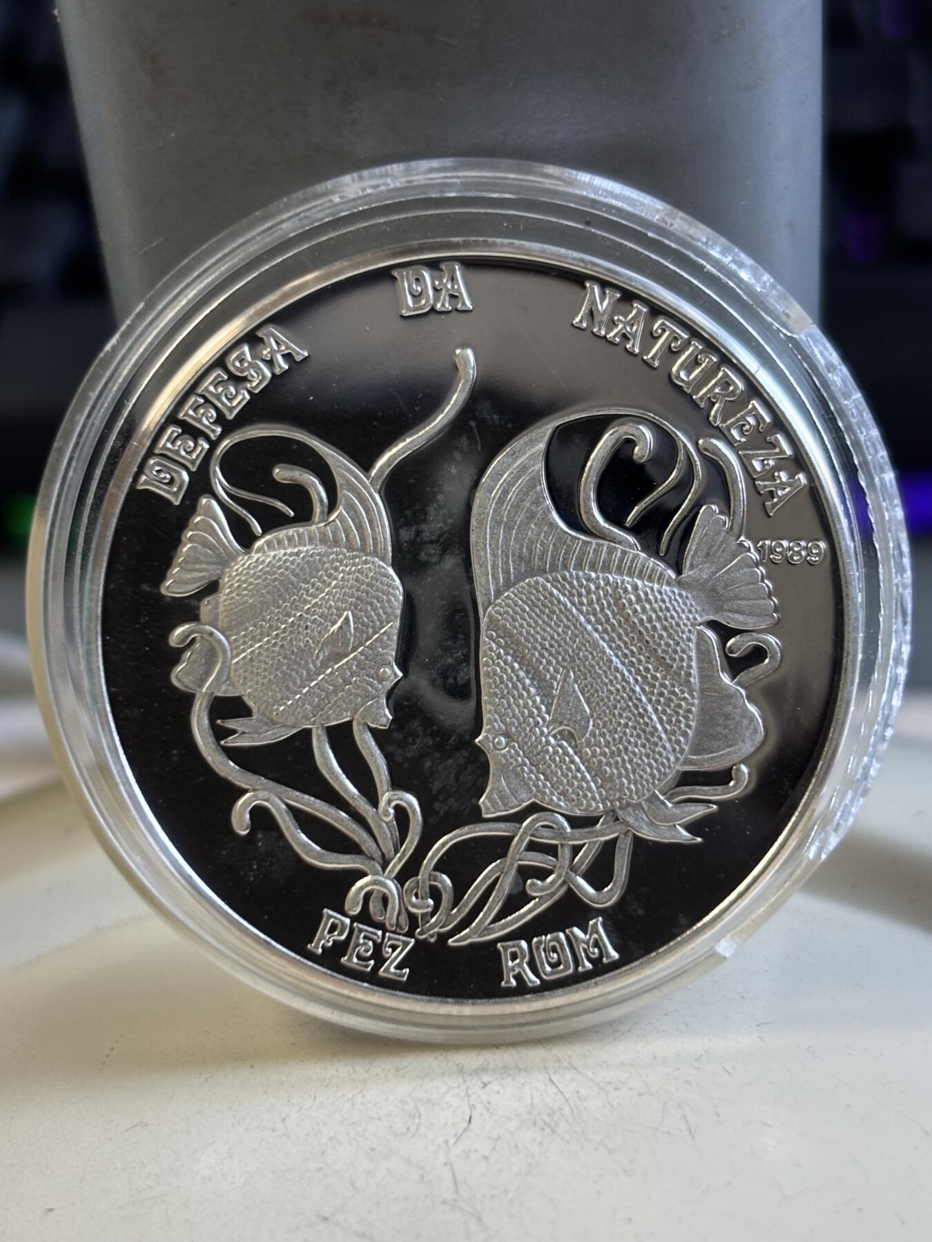 第195期拍卖 莫桑比克1989年摩尔鱼精制纪念银币,16克,999银，发行2000枚，塑料盒有破