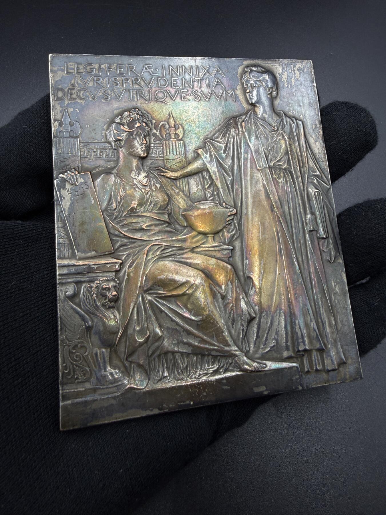 「木头集藏」“春启藏心”——章牌精品专场 J.C.Chaplain～法国 雷蒙·普恩加莱 总统纪念大尺寸铜章。尺寸：100 × 82.5 mm，305 g。名家少见作品，非压铸，两个单面电铸章拼接而成，法章目录马耶尔旧藏。背面拉丁铭文大意：司法智慧依托于立法，二者各有其光辉，强调法律体系中立法与司法的相辅相成，呼应普恩加莱作为法学家与政治家的身份。