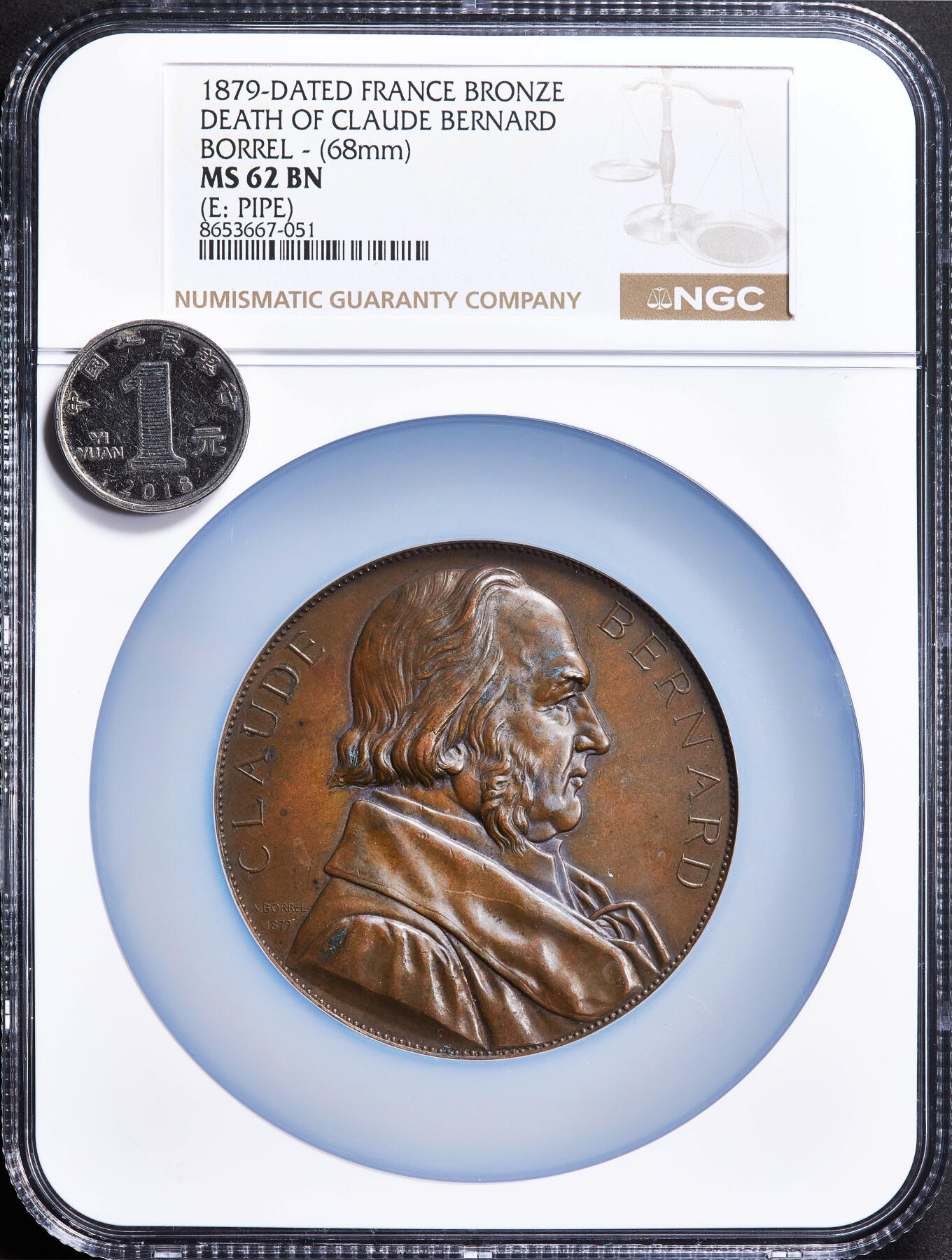 【俄甄集藏】2026年(050)04-01星期三 晚 19:30 全场包邮 法国1879年纪念现代生理学奠基人克劳德·贝尔纳德逝世大铜章，NGC MS62，高浮雕，巧克力包浆，雕刻家阿基勒·博雷尔作品，稀少烟斗铭，直径：68mm，重136.2克