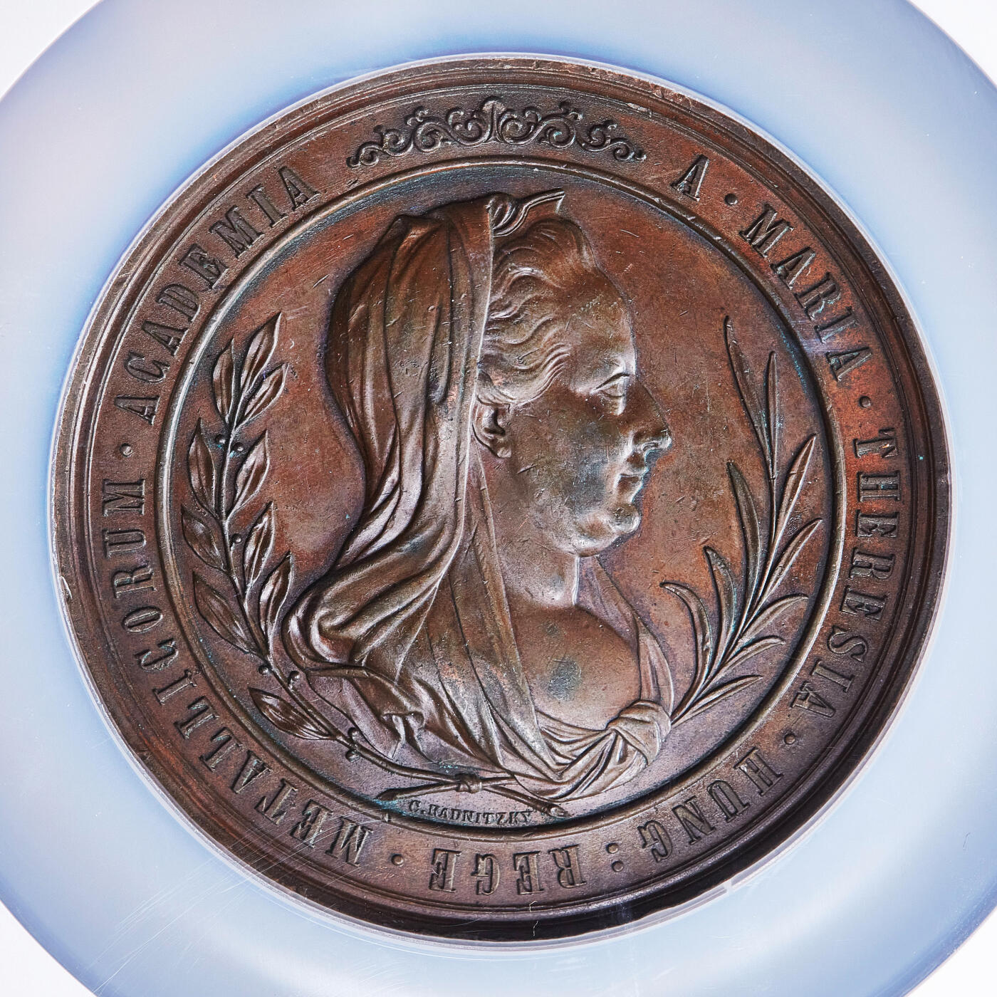 【俄甄集藏】2026年(050)04-01星期三 晚 19:30 全场包邮 奥匈帝国1870年特蕾莎头像纪念匈牙利舍姆尼茨矿业学院成立100周年超大铜章，NGC AU58，巧克力包浆，直径：70mm，重：107克，稀少品种