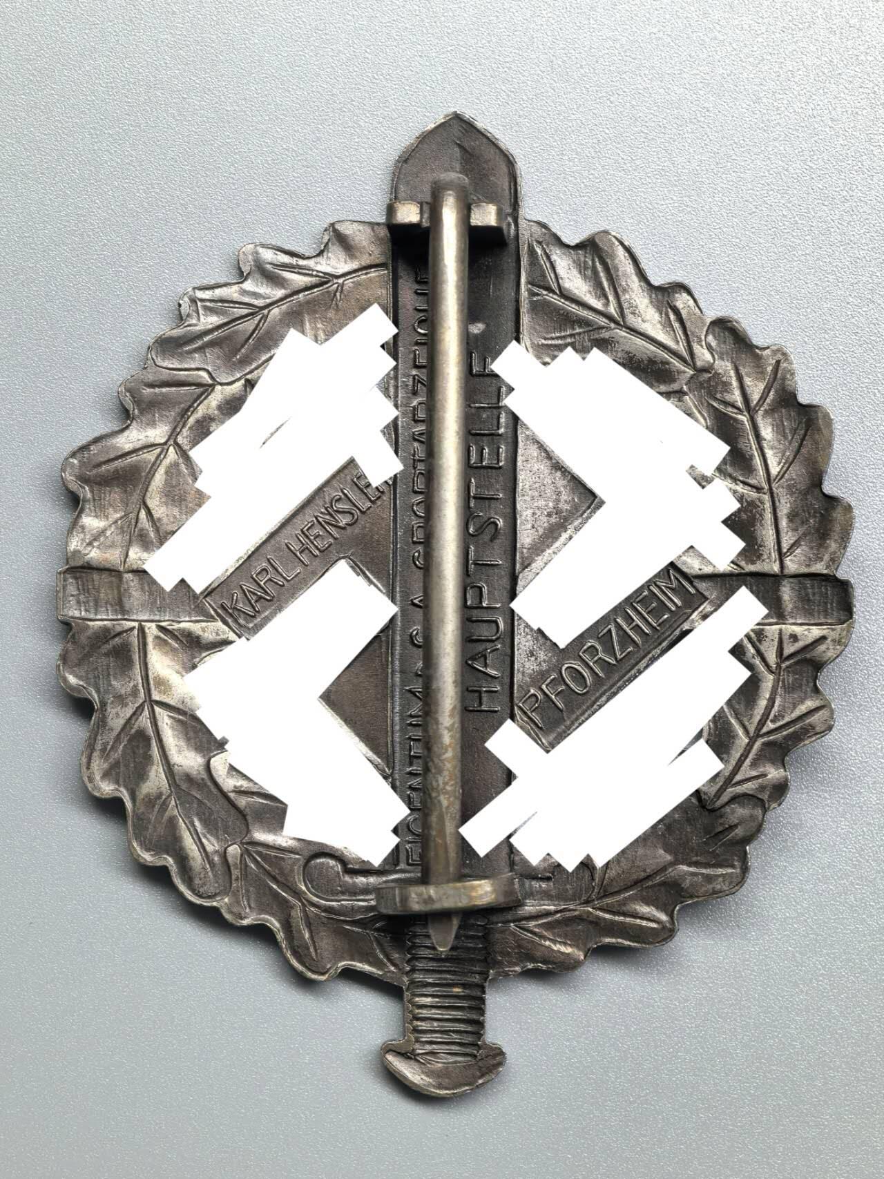 小驴勋章奖章收藏3月28日周六晚六点拍卖（珍爱和平，收藏战争，铭记历史，勿忘国耻，忠党爱国。有偿代拍，送拍规则在简介最后，参拍须阅读规则后再参拍，关系到运费包装发货时效真假辨别等关键信息，拍卖时不再发原图，看大图店主微信码在拍卖店铺介绍里） 得三SA银级体能奖章，背打KARL HENSLER, PFORZHEIM厂标（RZM M1/6厂），磁性金属镀铜章体铜质别杆组合镀银，好品，比铜级少见太多了