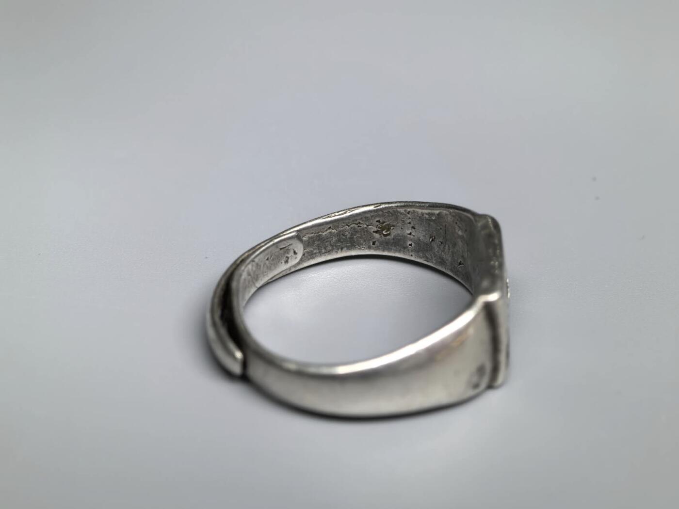 小驴勋章奖章收藏3月28日周六晚六点拍卖（珍爱和平，收藏战争，铭记历史，勿忘国耻，忠党爱国。有偿代拍，送拍规则在简介最后，参拍须阅读规则后再参拍，关系到运费包装发货时效真假辨别等关键信息，拍卖时不再发原图，看大图店主微信码在拍卖店铺介绍里） 民国戒指 内戳是天津银楼 天增和 足纹 ，银质