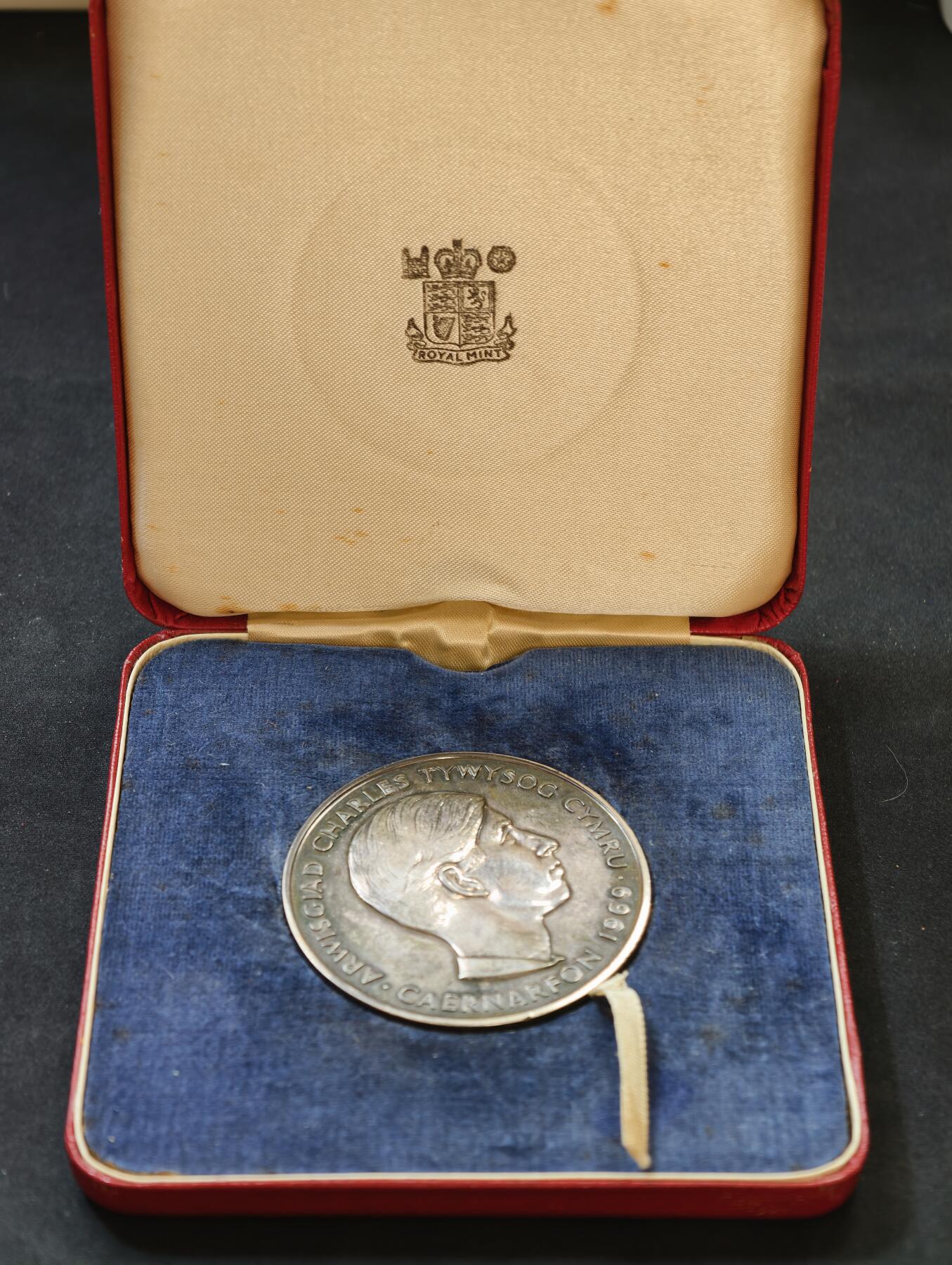“方寸甄品”甄品场，甄臻铺-世界币章拍卖（第57期，直播拍卖），送拍享返佣金等优惠多多 1969年英国威尔士亲王加冕银质纪念章，直径57毫米，重97.172克，925银标记，带原装盒。正面是威尔士亲王查尔斯头像，背面是威尔士龙