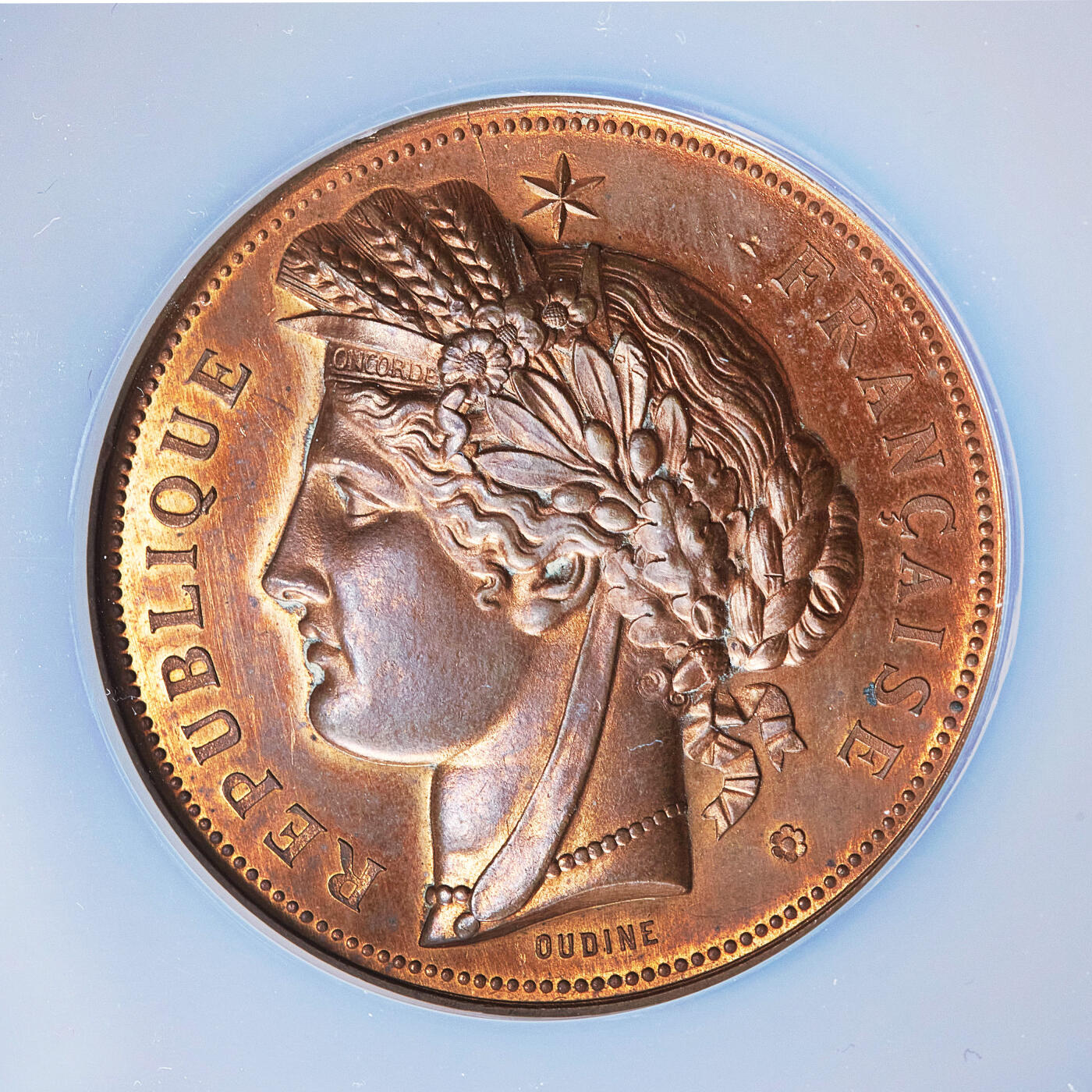 【俄甄集藏】2026年(050)04-01星期三 晚 19:30 全场包邮 法国19世纪共和女神头像战争部颁发军事设计铜质奖章，NGC UNCD，直径：50mm，高浮雕，新古典主义章牌雕刻家埃米尔-路易·乌迪内代表性作品，原铜光难得