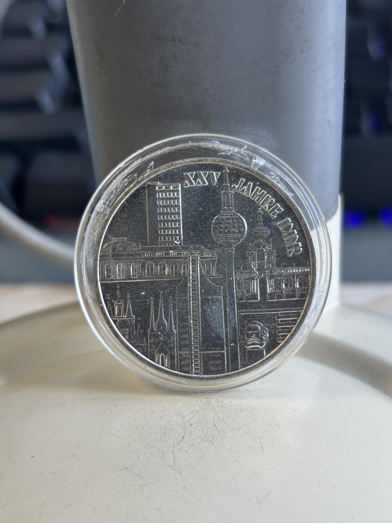 第195期拍卖 东德1974年建国25周年10马克纪念银币，17克，塑料盒有破