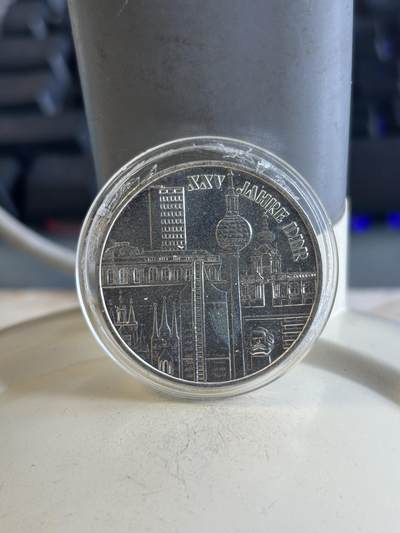 第195期拍卖 - 东德1974年建国25周年10马克纪念银币，17克，塑料盒有破