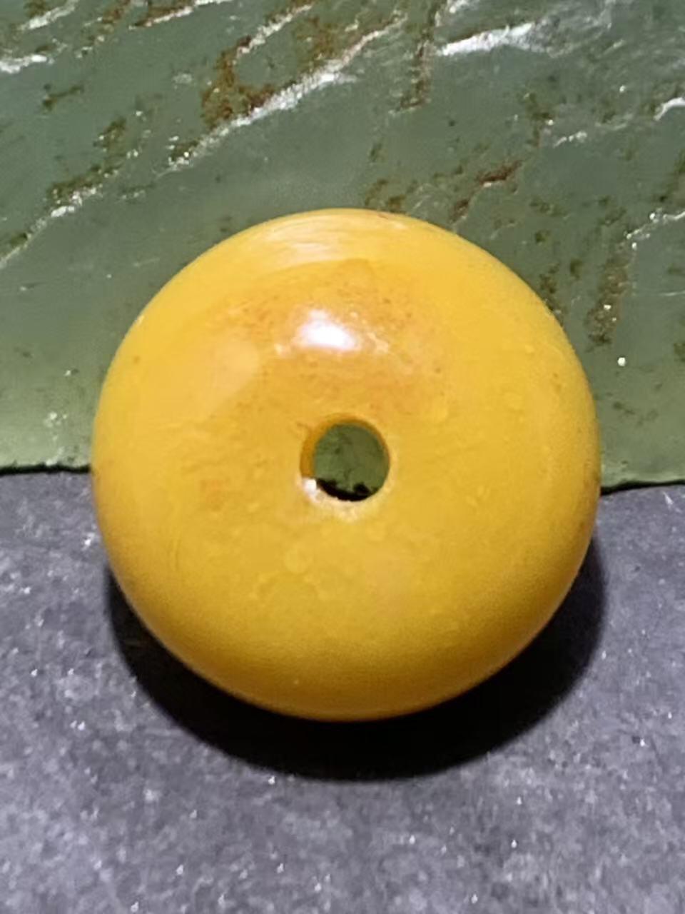 精美蒙料鸡油黄冻料战国红玛瑙随形算盘珠一个