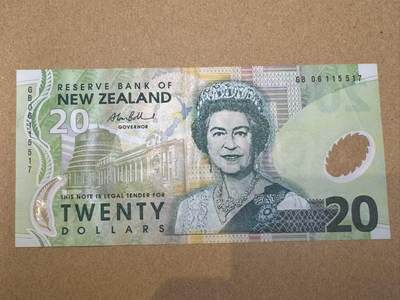 【礼羽收藏】🌏世界钱币拍卖第130期 - 新西兰 老版20元 塑料钞 女王头像 非全新 无4 品相如图