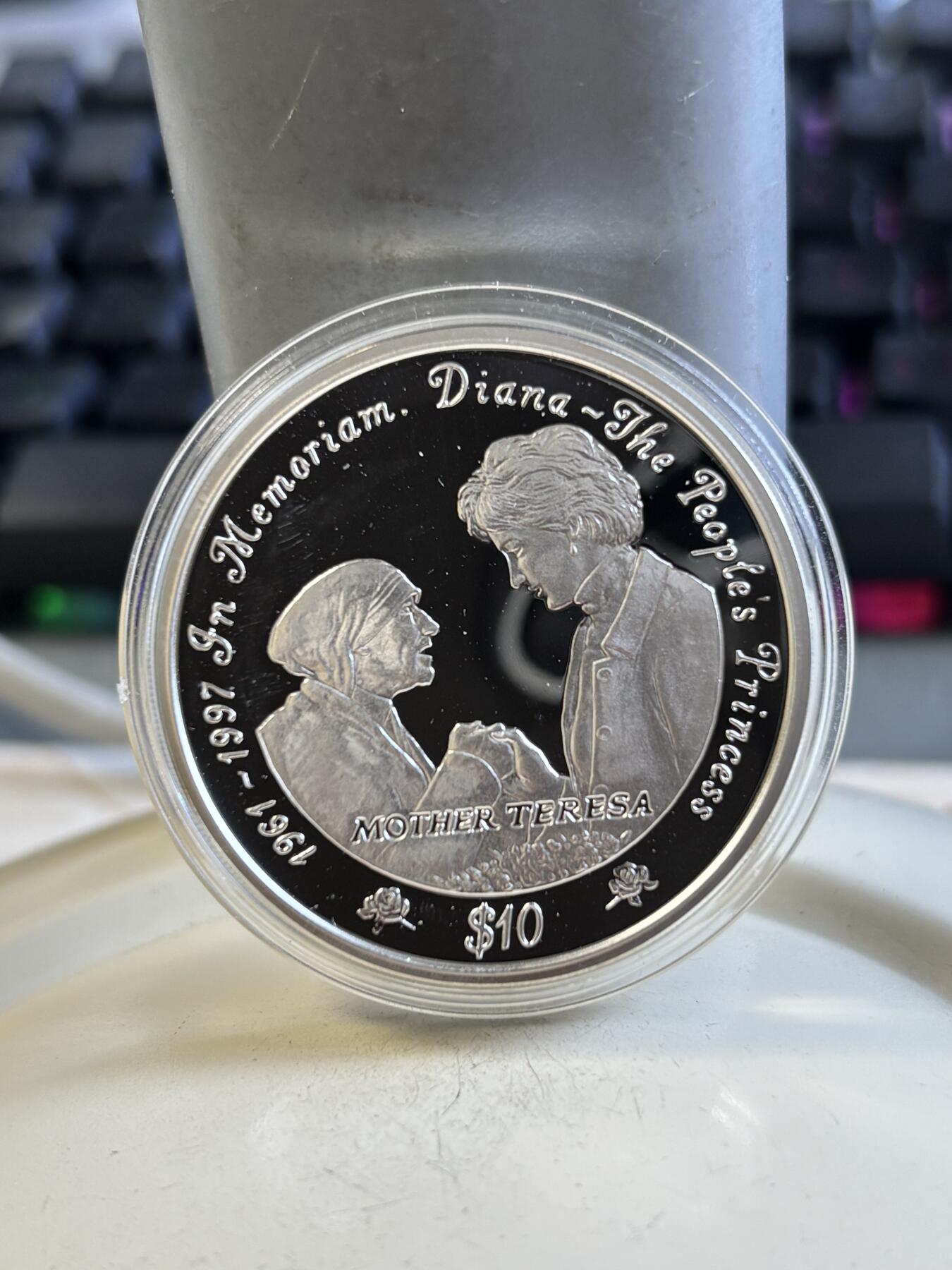 第195期拍卖 获奖塞拉利昂1997年戴安娜和特雷莎1盎司纪念银币，925银，发行10000枚，获1999年度克劳斯最富激情币大奖，