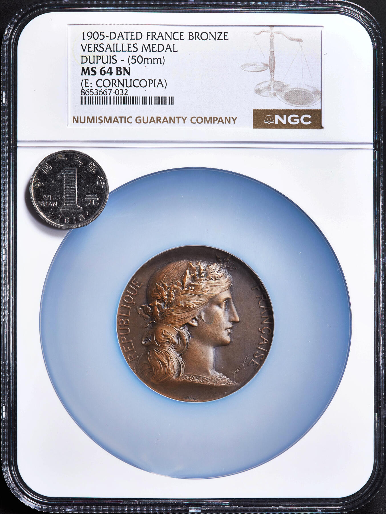 【俄甄集藏】2026年(050)04-01星期三 晚 19:30 全场包邮 法国1905年玛丽安娜头像凡尔赛历史荣耀纪念大铜章，NGC MS64，高浮雕，巧克力包浆，名家欧仁·杜皮斯作品，丰饶角铭