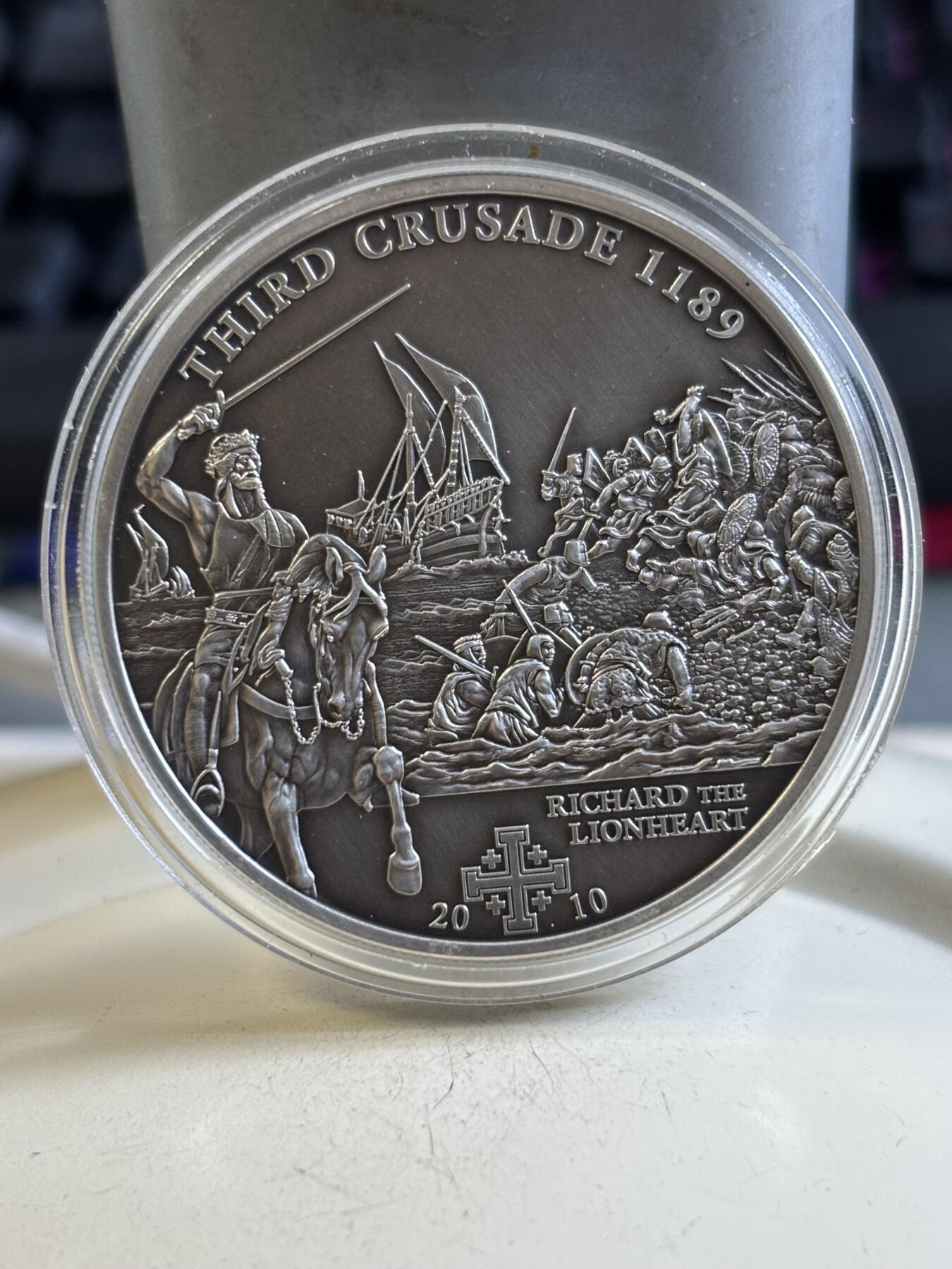 第195期拍卖 库克2010年十字军系列第三次东征战役仿古纪念银币，925银，25克，发行1000枚