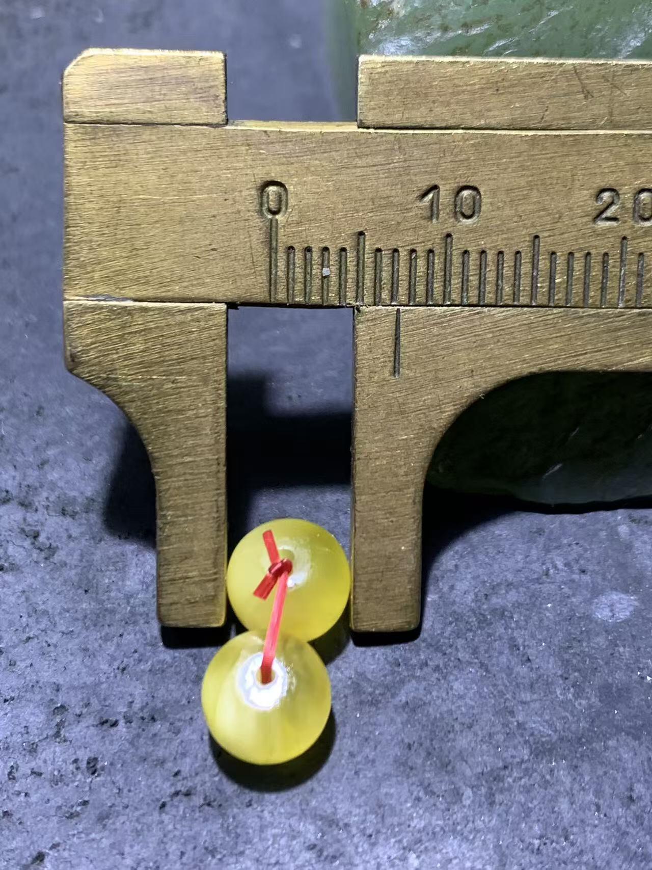 天然乌克兰原矿蜜蜡老形桶珠腰珠两颗，