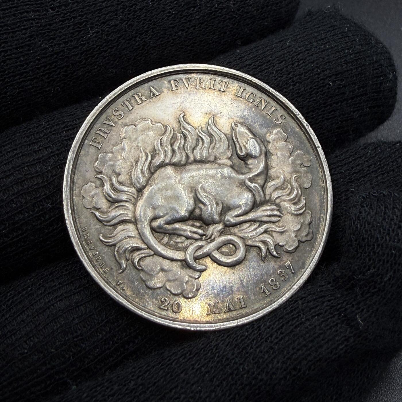 「木头集藏」“春启藏心”——章牌精品专场  Brevetab F.～1837年法国下塞纳-厄尔省动产火灾互助保险公司银章，直径：34 mm，15.6 g，边铭：，正面刻画火蝾螈，拉丁铭文：FRVSTRA FVRIT IGNIS 译为：“火焰徒然燃烧”，寓意保险能抵御火灾风险、守护财产安全。背面法语：下塞纳省与厄尔省动产火灾互助保险公司，少见银章。