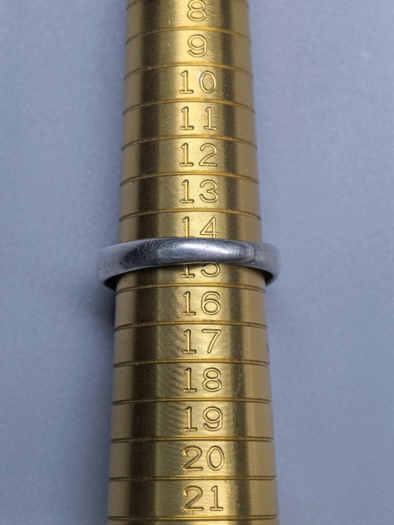 小驴勋章奖章收藏3月28日周六晚六点拍卖（珍爱和平，收藏战争，铭记历史，勿忘国耻，忠党爱国。有偿代拍，送拍规则在简介最后，参拍须阅读规则后再参拍，关系到运费包装发货时效真假辨别等关键信息，拍卖时不再发原图，看大图店主微信码在拍卖店铺介绍里） 民国戒指 内戳是天津银楼 天增和 足纹 ，银质